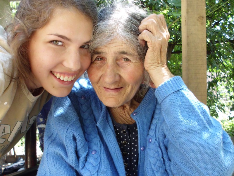 Sarajevo: Mädchen mit Seniorin