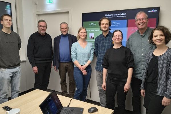 Gruppe von Jugendlichen auf einer Treppe