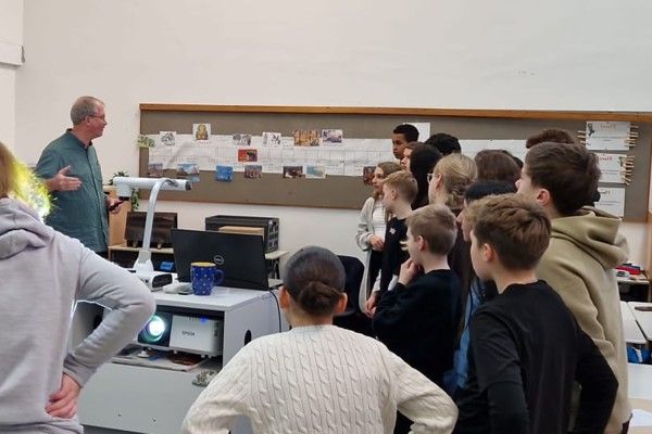 Gruppe von Jugendlichen auf einer Treppe