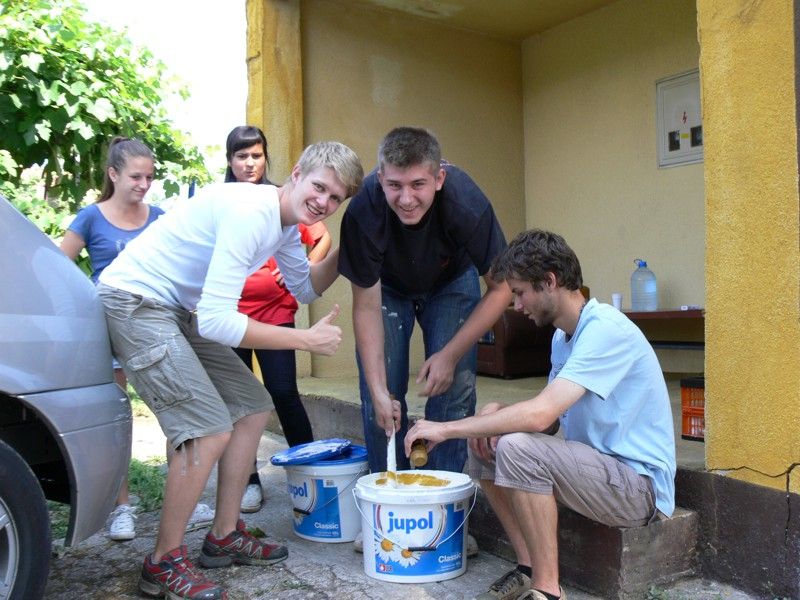 In Sarajevo: Team beim streichen einer Wand