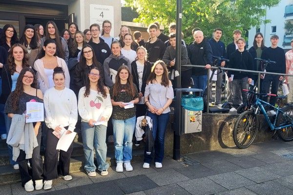 Gruppe von Jugendlichen auf einer Treppe