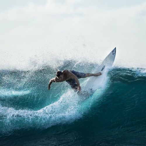 Surfer reitet Welle